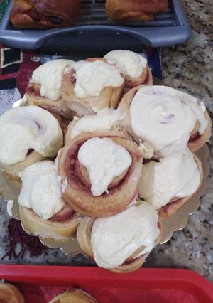 Una foto de Roles de canela y glaseado de queso crema
