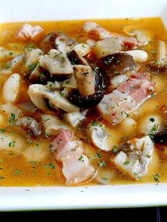 Una foto de Fabada con setas
