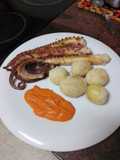 Pulpo frito con papas arrugas y mojo de pimiento del piquillo