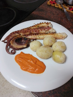 Una foto de Pulpo frito con papas arrugas y mojo de pimiento del piquillo