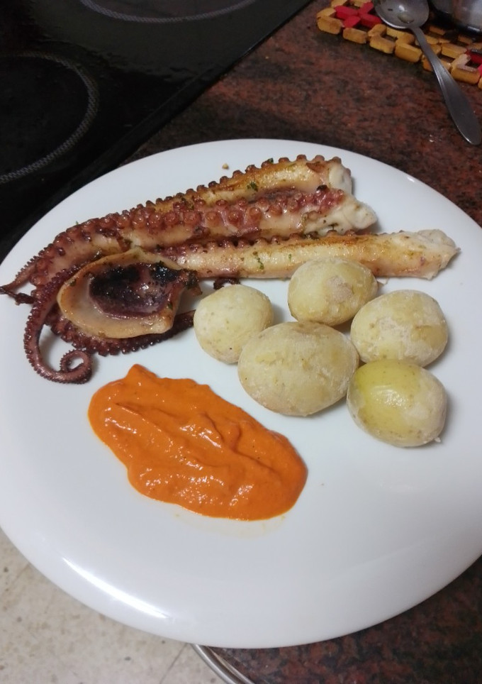 Una foto de Pulpo frito con papas arrugas y mojo de pimiento del piquillo