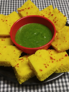 इंस्टेंट ढोकला और हरी चटनी (Instant Dhokla aur hari chutney recipe in Hindi) रेसिपी मुख्य फोटो