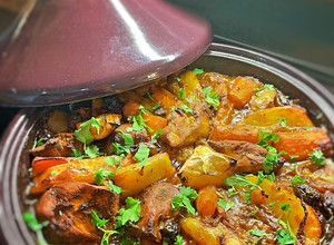 A picture of Chicken Or lamb tagine with lemon.