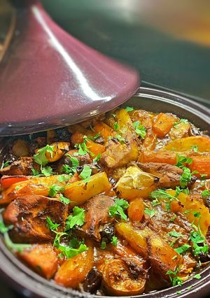 A picture of Chicken Or lamb tagine with lemon.