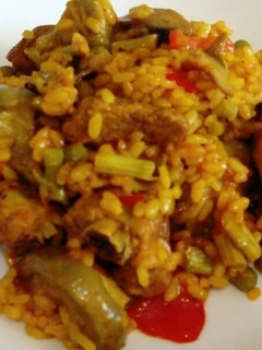 Una foto de Arroz con costilla y surtido de verduras frescas