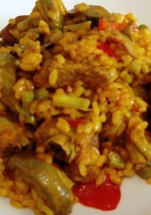 Una foto de Arroz con costilla y surtido de verduras frescas