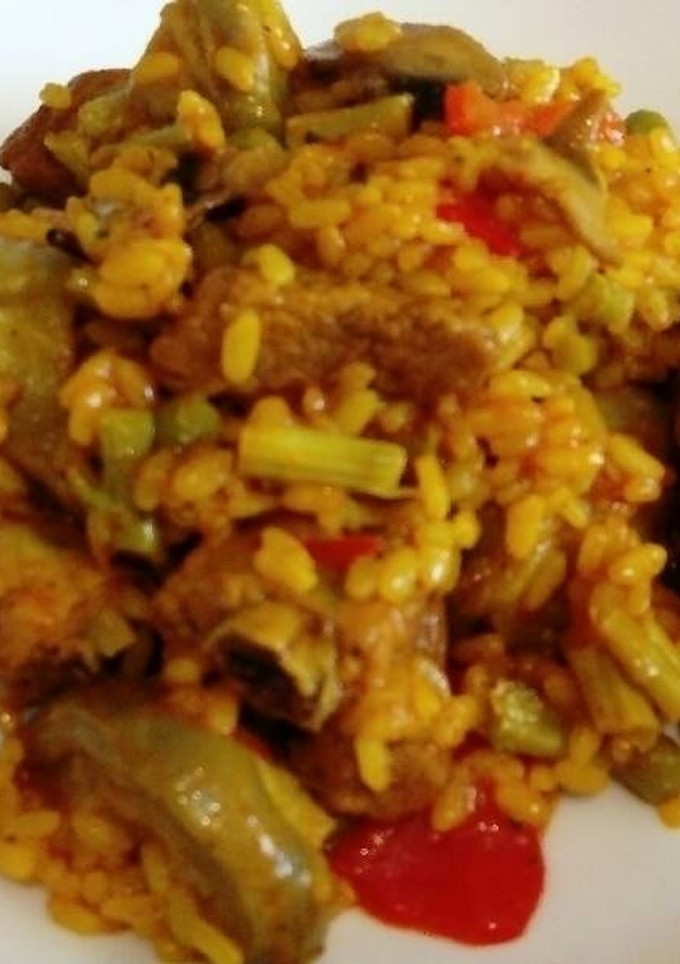 Una foto de Arroz con costilla y surtido de verduras frescas