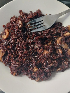 Una foto de Arroz venere/negro con champiñón portobello