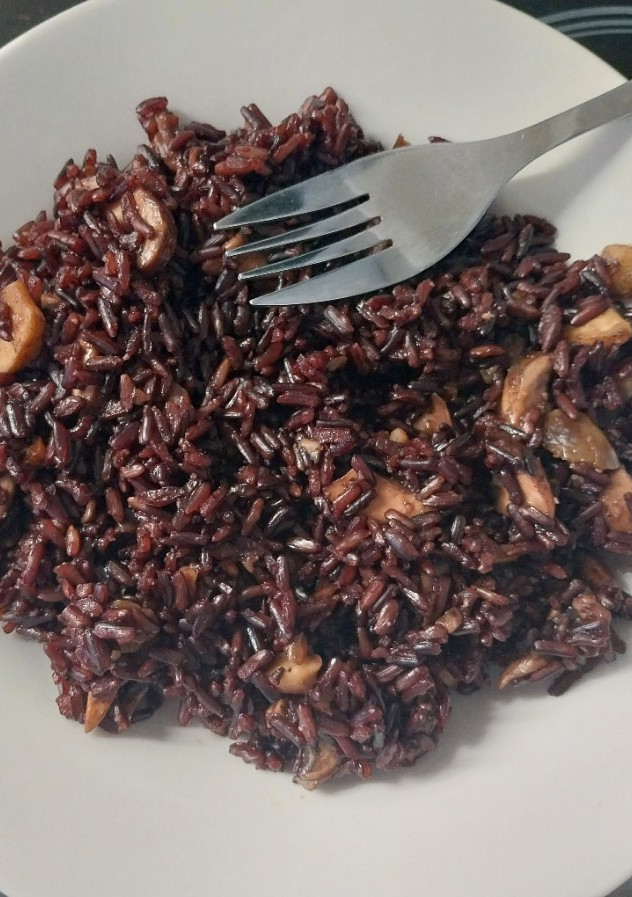 Una foto de Arroz venere/negro con champiñón portobello