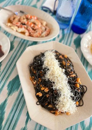 Una foto de Espaguetis negros con Gámbones y Mojama