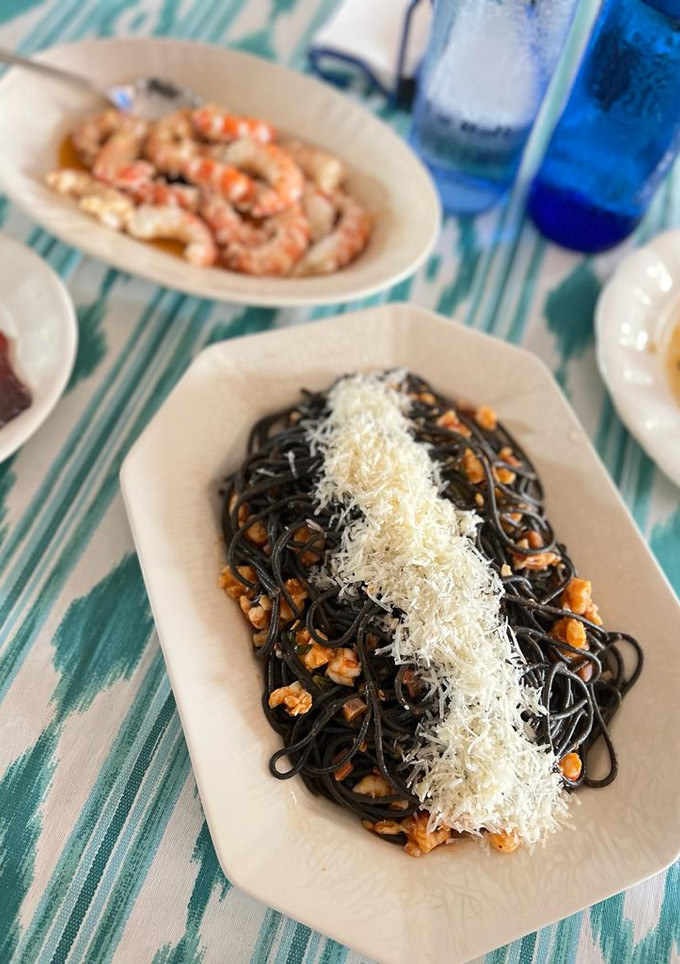 Una foto de Espaguetis negros con Gámbones y Mojama