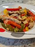 Salteado de ternera con pimientos tricolor y champiñones
