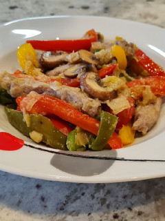 Una foto de Salteado de ternera con pimientos tricolor y champiñones