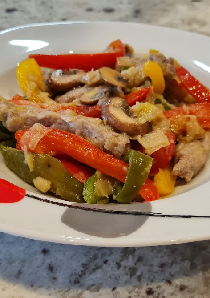 Una foto de Salteado de ternera con pimientos tricolor y champiñones