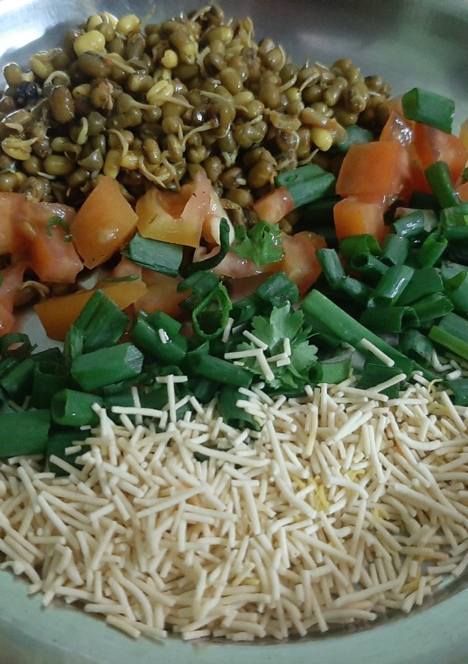 स्टीम हेल्दी स्प्राऊट (steam sprout recipe in marathi) रेसिपी चे मुख्य फोटो 