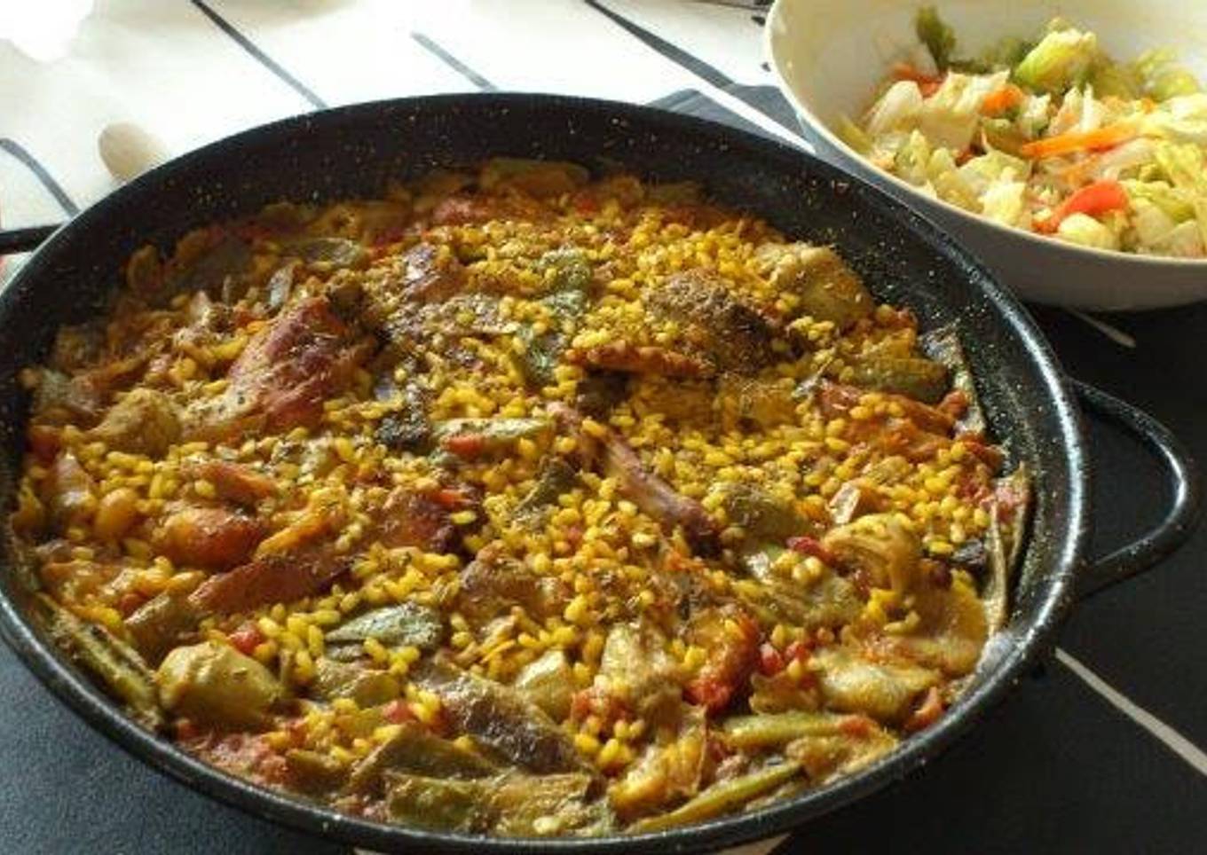 Paella valenciana de pollo y conejo