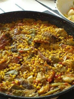 Una foto de Paella valenciana de pollo y conejo