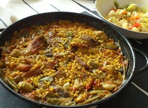 Una foto de Paella valenciana de pollo y conejo