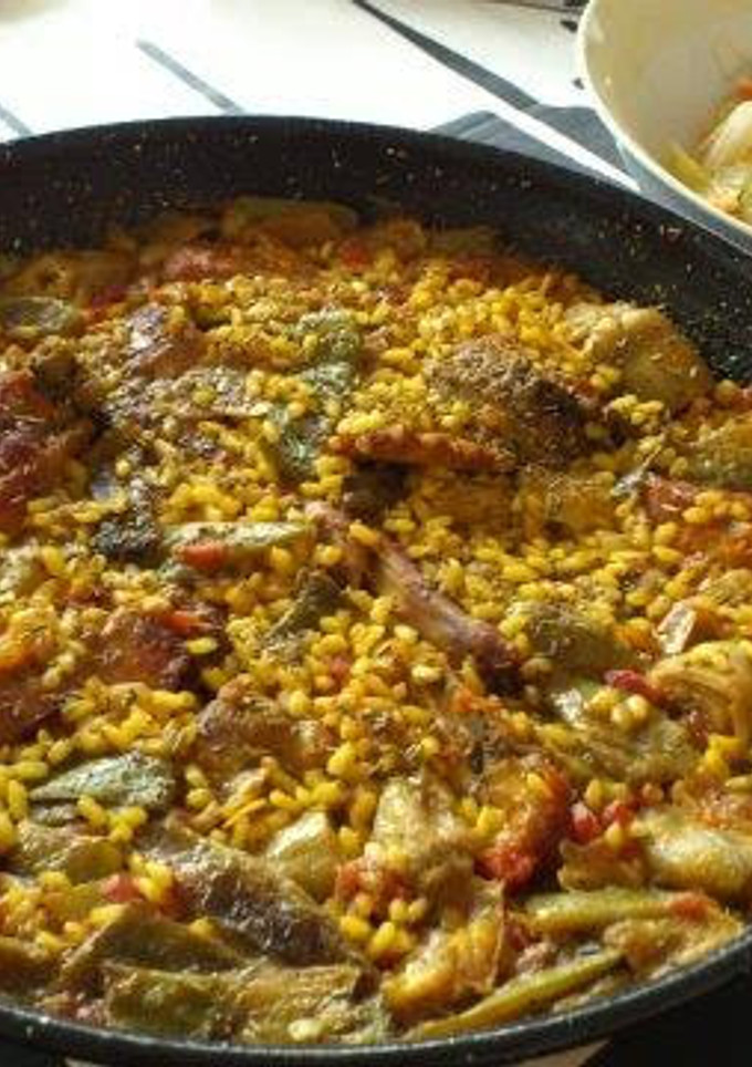 Una foto de Paella valenciana de pollo y conejo