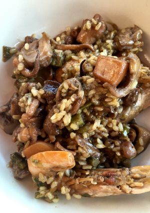 Una foto de Arroz integral meloso con sepia, espárragos trigueros y habitas