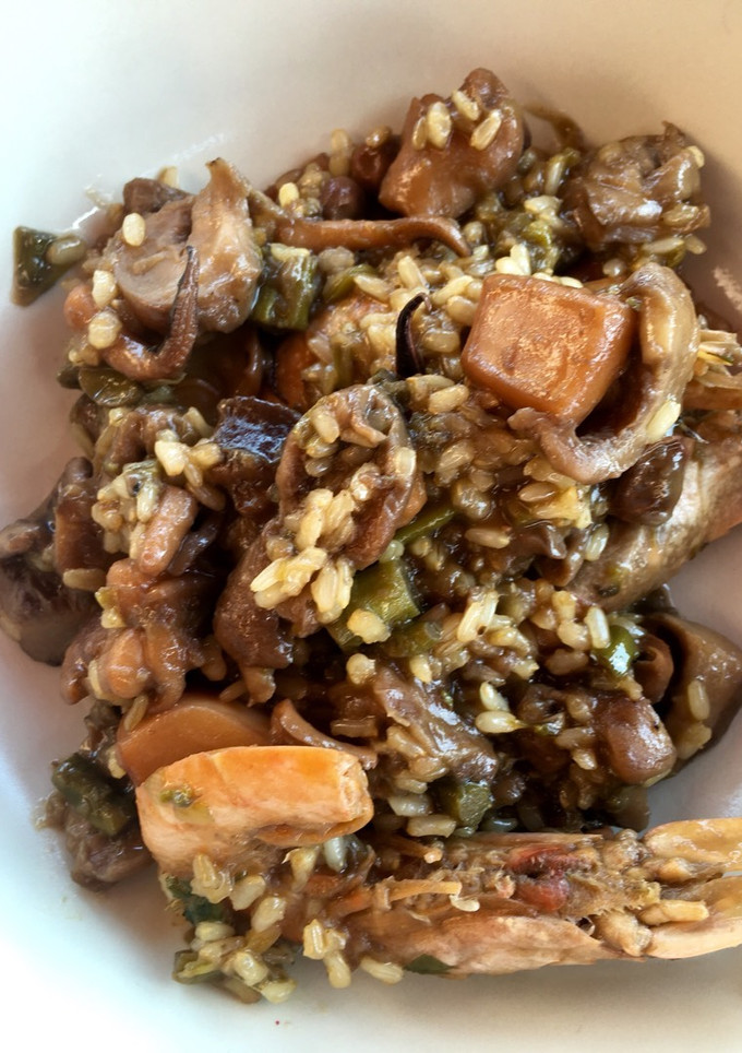 Una foto de Arroz integral meloso con sepia, espárragos trigueros y habitas