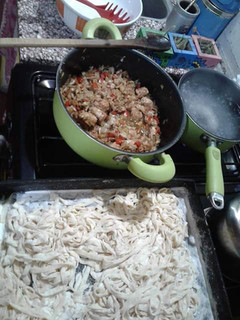 Una foto de Fideos caseros con pollo en salsa de soja