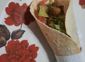 Una foto de Shawarma con salsa de yogur (viajaras a Medio Oriente al probarlo)