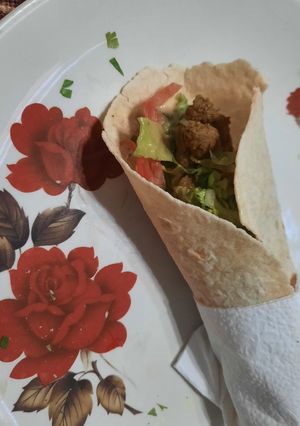 Una foto de Shawarma con salsa de yogur (viajaras a Medio Oriente al probarlo)