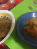 Pollo al disco con salsa almendrada y guarnición de fideos verde