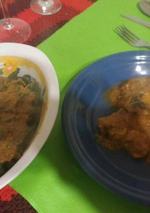 Una foto de Pollo al disco con salsa almendrada y guarnición de fideos verde