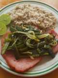 Chuletas ahumadas con rajas de poblano y cebolla