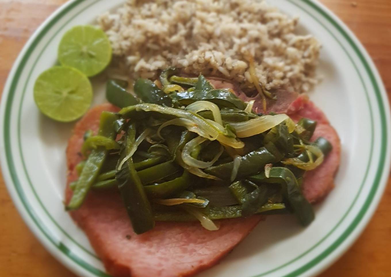 Chuletas ahumadas con rajas de poblano y cebolla