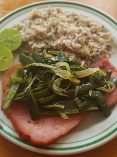 Una foto de Chuletas ahumadas con rajas de poblano y cebolla