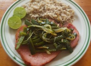 Una foto de Chuletas ahumadas con rajas de poblano y cebolla