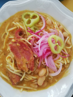 Una foto de Porotos con rienda y costillar ahumado