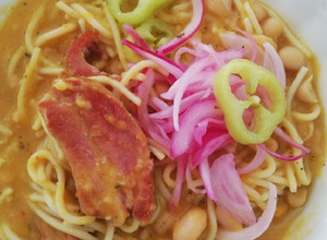 Una foto de Porotos con rienda y costillar ahumado