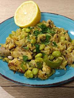 Una foto de Cocina de aprovechamiento: salteado de arroz con pollo y edamame