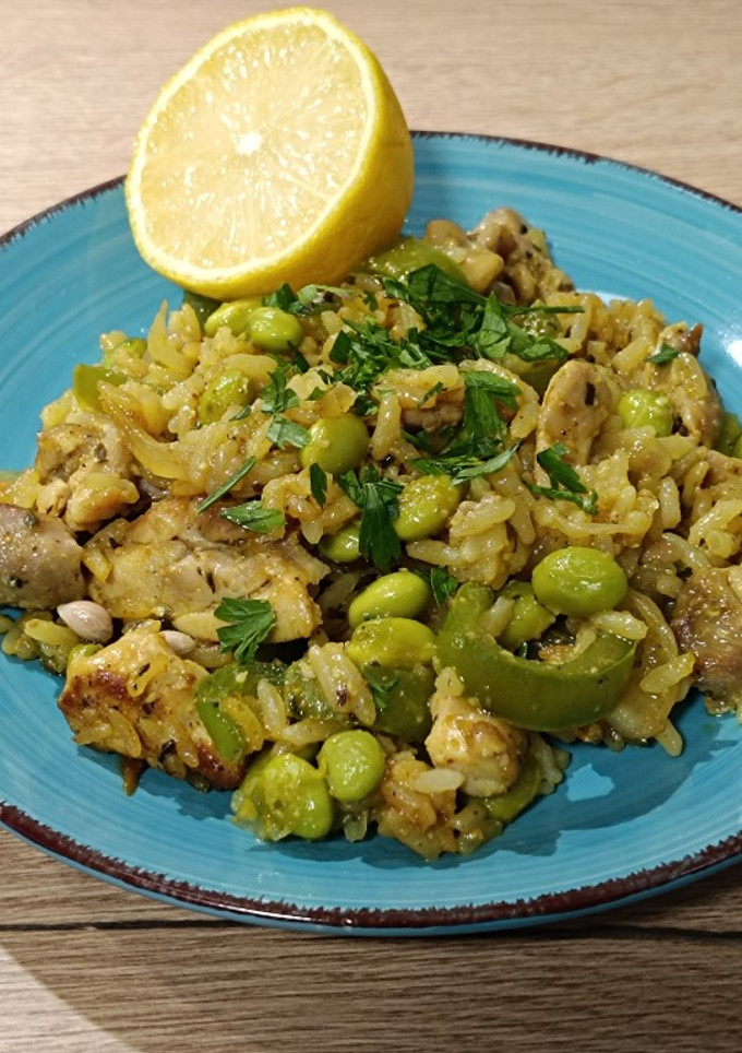Una foto de Cocina de aprovechamiento: salteado de arroz con pollo y edamame