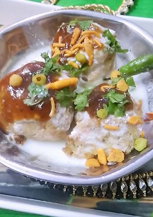 ब्राउन ब्रेड दही भल्ले (Brown bread dahi balle recipe in hindi) रेसिपी मुख्य फोटो