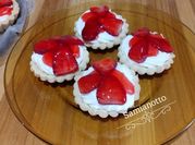 Une photo de tarte aux fraises chantilly