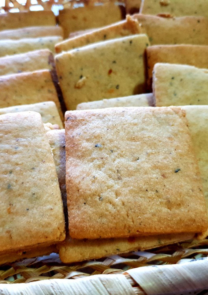 Una foto de Galletas saladas de Parmesano, tomates secos y Orégano