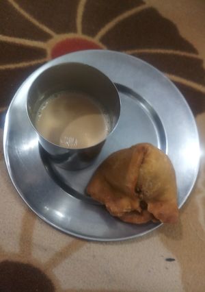 A picture of Aaloo samosa with tea.