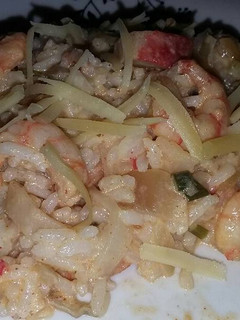 Una foto de Arroz con camarones y kanikama