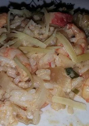 Una foto de Arroz con camarones y kanikama