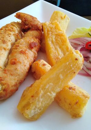 Una foto de Huevera con yuca dorada 👍🇵🇪
