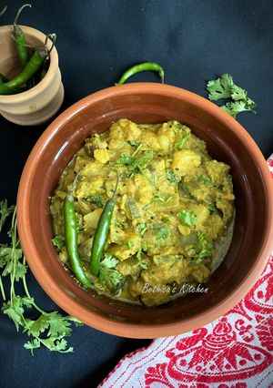 A picture of Jhinge Aloo Posto (Ridge Gourd & Potato in Poppy Seeds Gravy - Bengali Style).