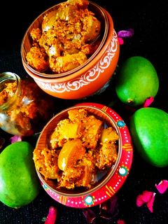 कच्चे आम का तेल वाला स्पाइसी अचार (Kachhe aam ka tel wala spicy achar recipe in hindi) रेसिपी मुख्य फोटो