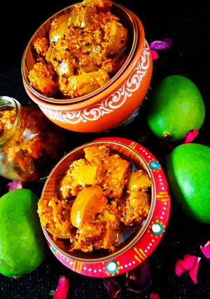 कच्चे आम का तेल वाला स्पाइसी अचार (Kachhe aam ka tel wala spicy achar recipe in hindi) रेसिपी मुख्य फोटो
