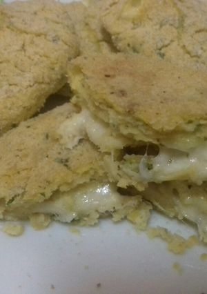 Una foto de Hamburguesas de garbanzo rellenas con queso 😋