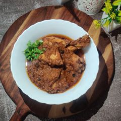 A picture of Lucknowi chicken korma.